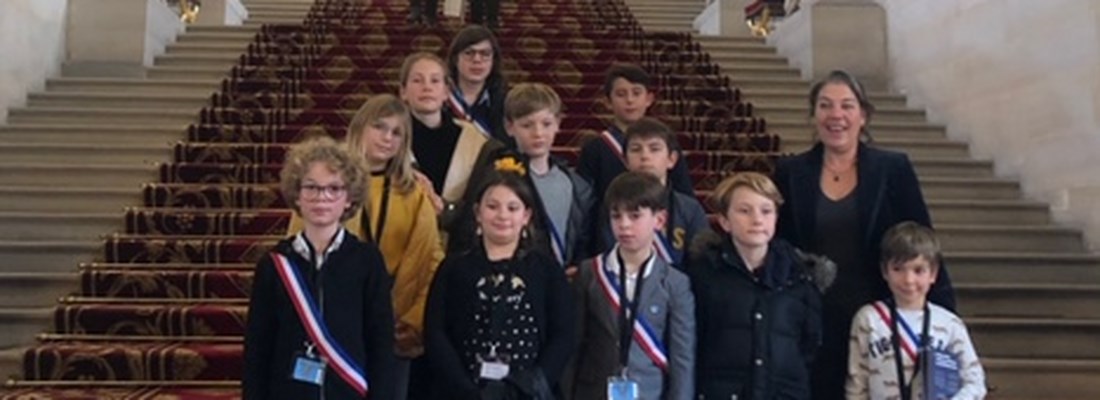 Le Conseil Municipal Jeunes avec Mme la Sénatrice Sonia De la Provoté le 27/11/19 lors de la visite du Sénat